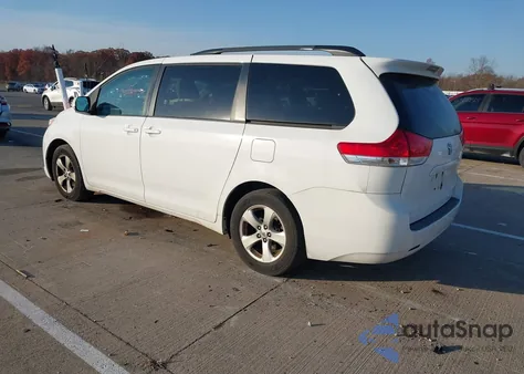 2014 Toyota Sienna Le V6 8 Passenger z USA, uszkodzony, nr VIN 5TDKK3DC7ES415376